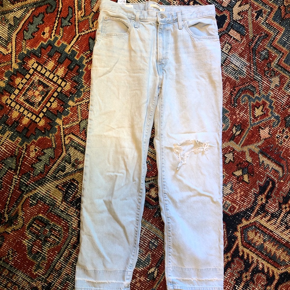 Light Wash Jeans with Distressed Knee